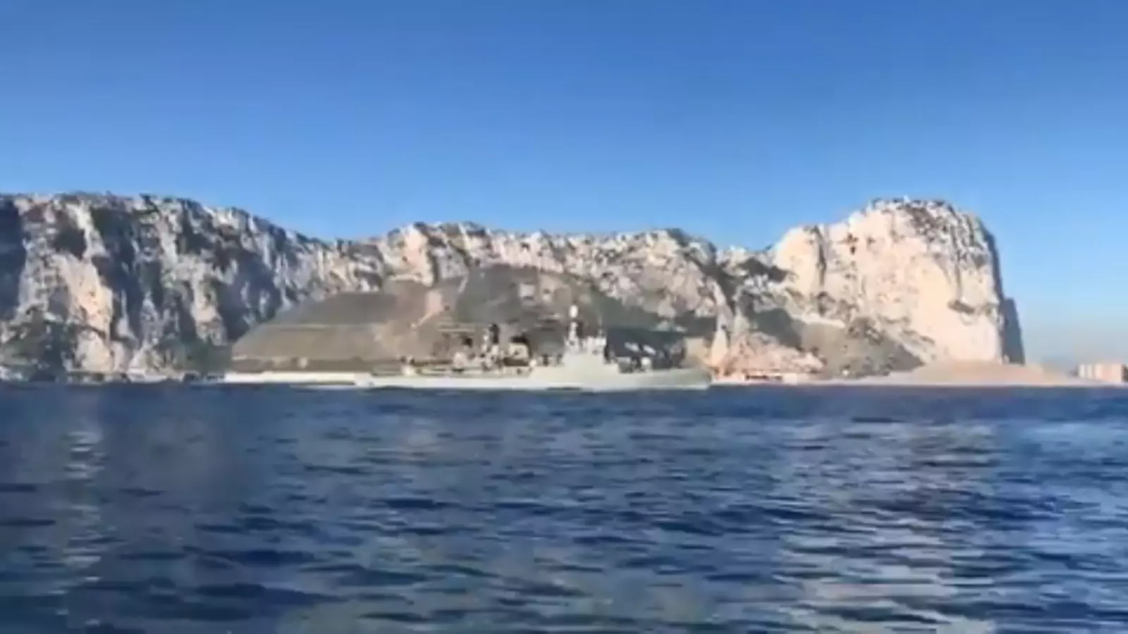 Un vaixell de l'exèrcit espanyol creua les aigües de Gibraltar amb l'himne a tot volum