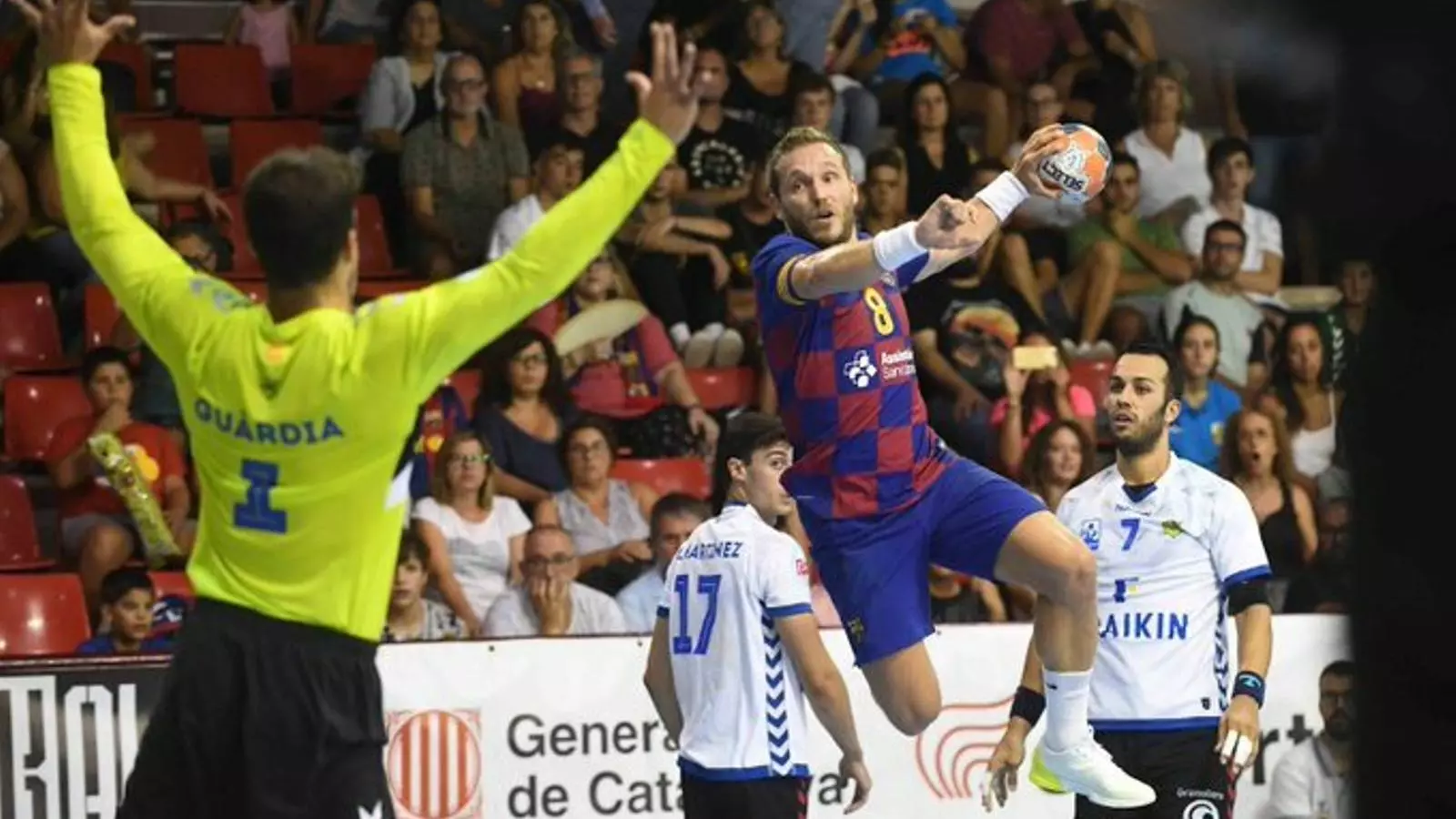 Víctor Tomás fa un llançament durant la final de la Supercopa Catalunya