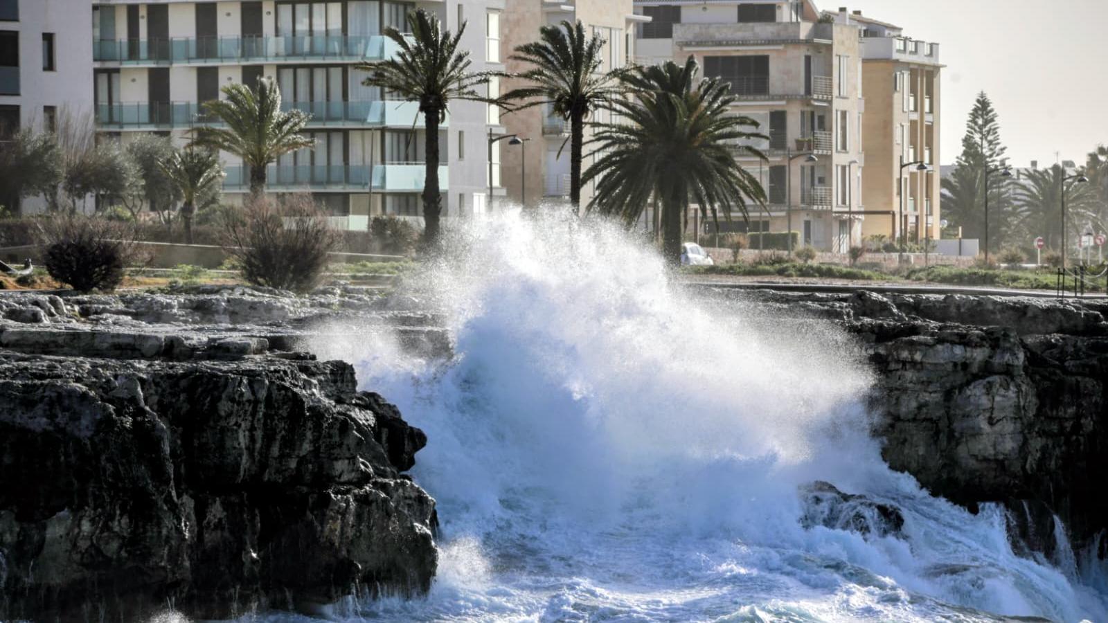El passeig de Sant Nicolau, a Menorca, en un dia de temporal marítim fort.
