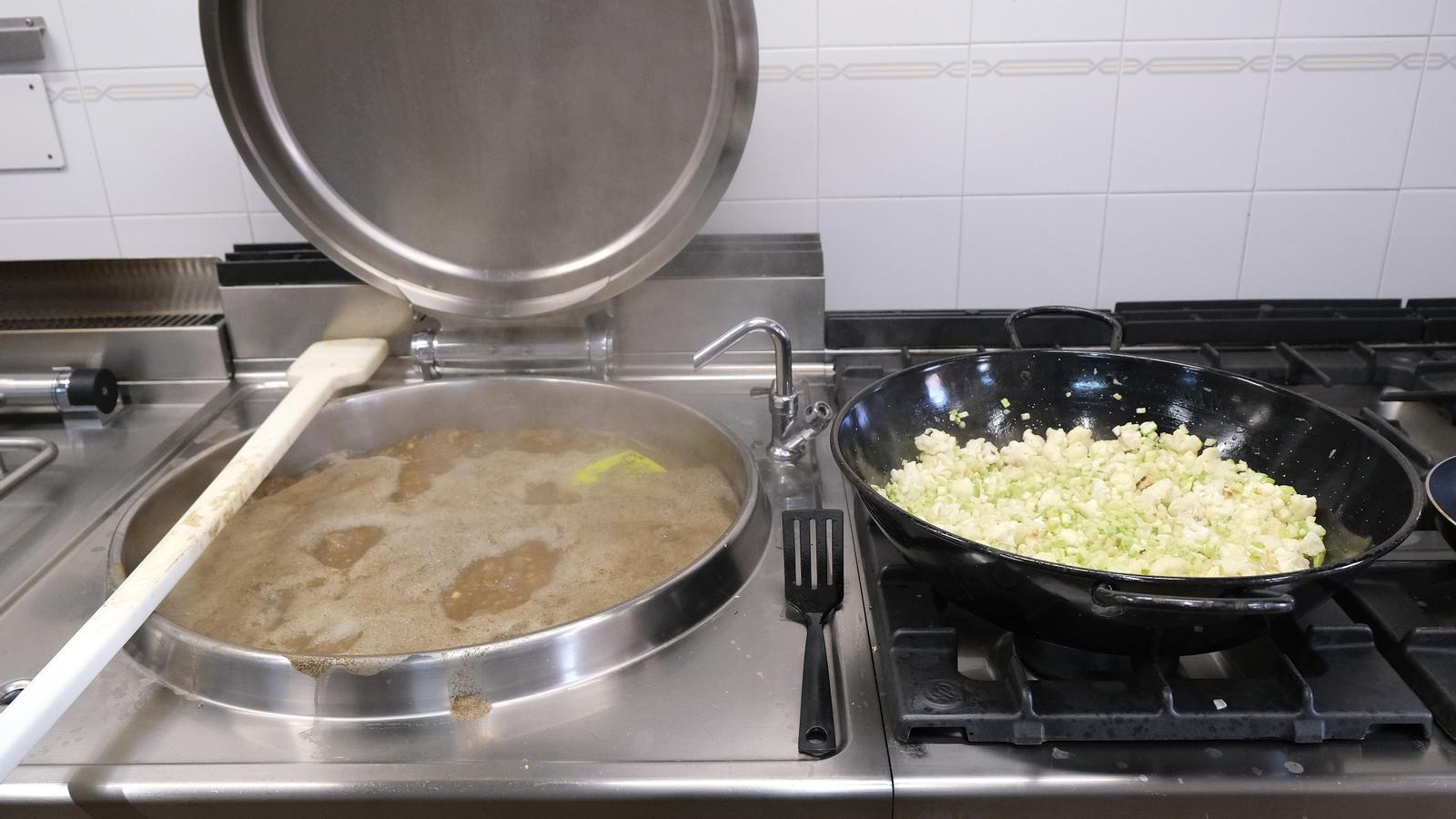 Comida en preparación en una cocina escolar.