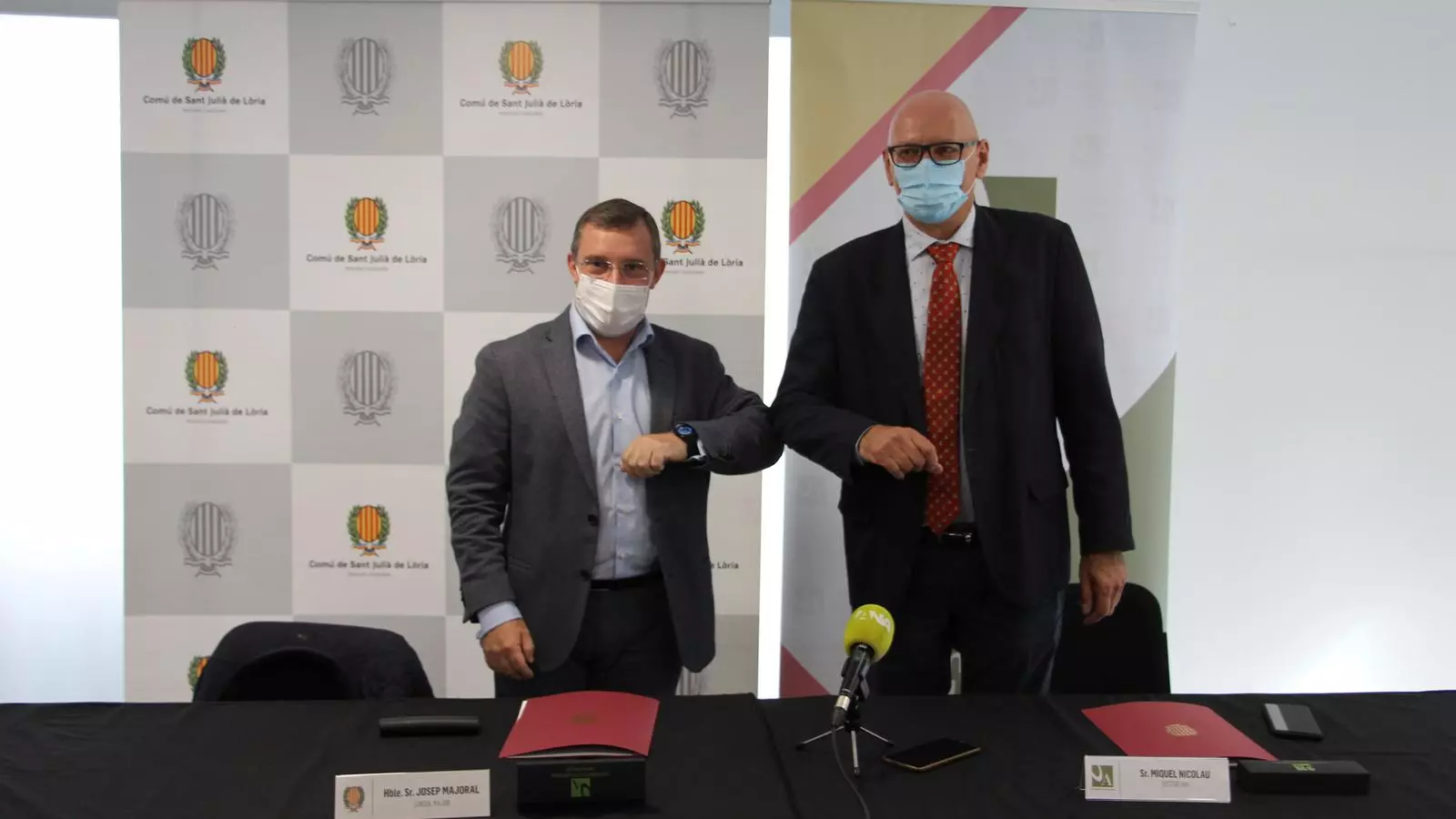 El cònsol major de Sant Julià de Lòria, Josep Majoral, i el rector de la Universitat d'Andorra, Miquel Nicolau, durant la presentació del conveni. / A.S. (ANA)