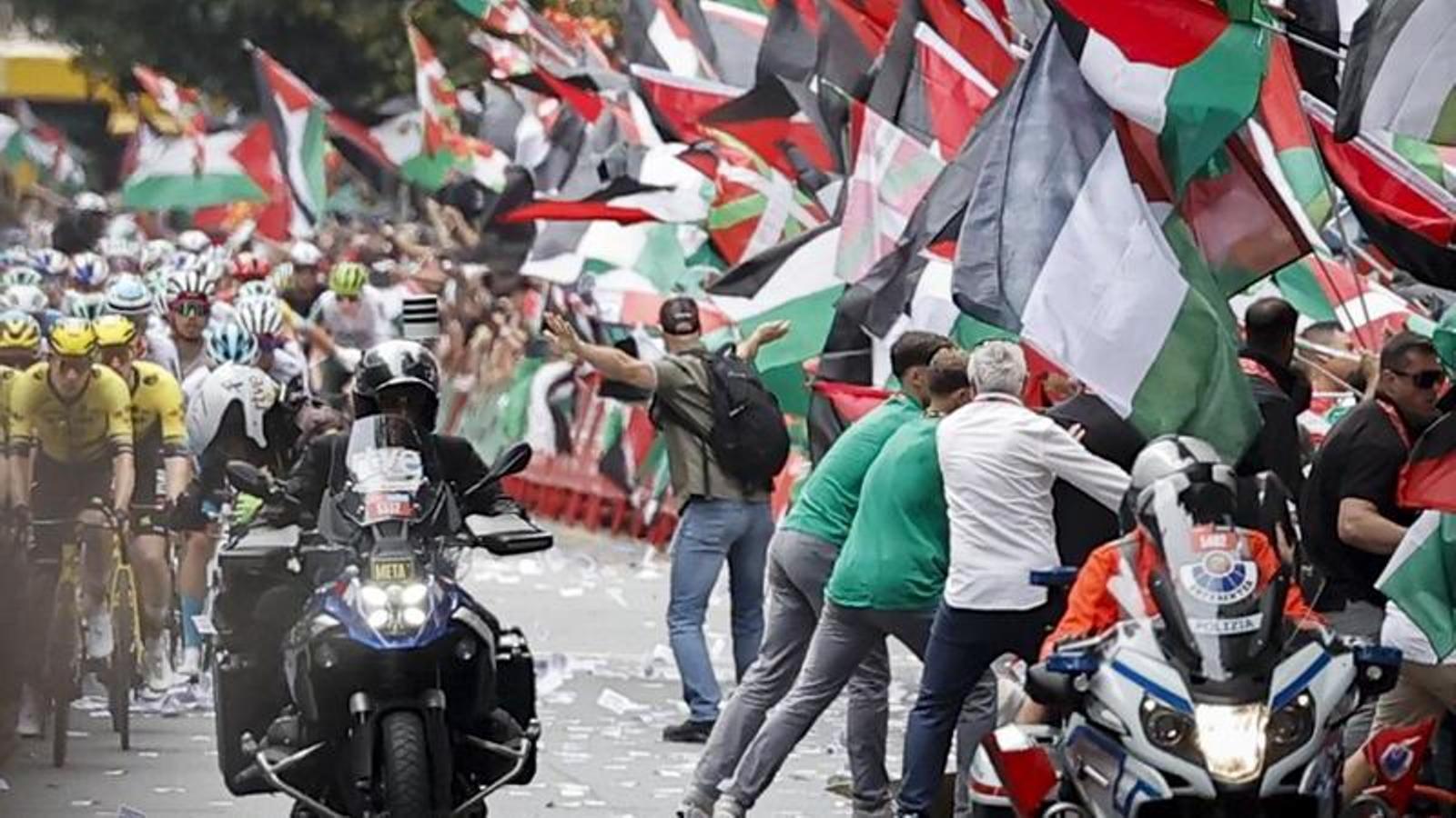Pro-Palestine protesters at the Vuelta