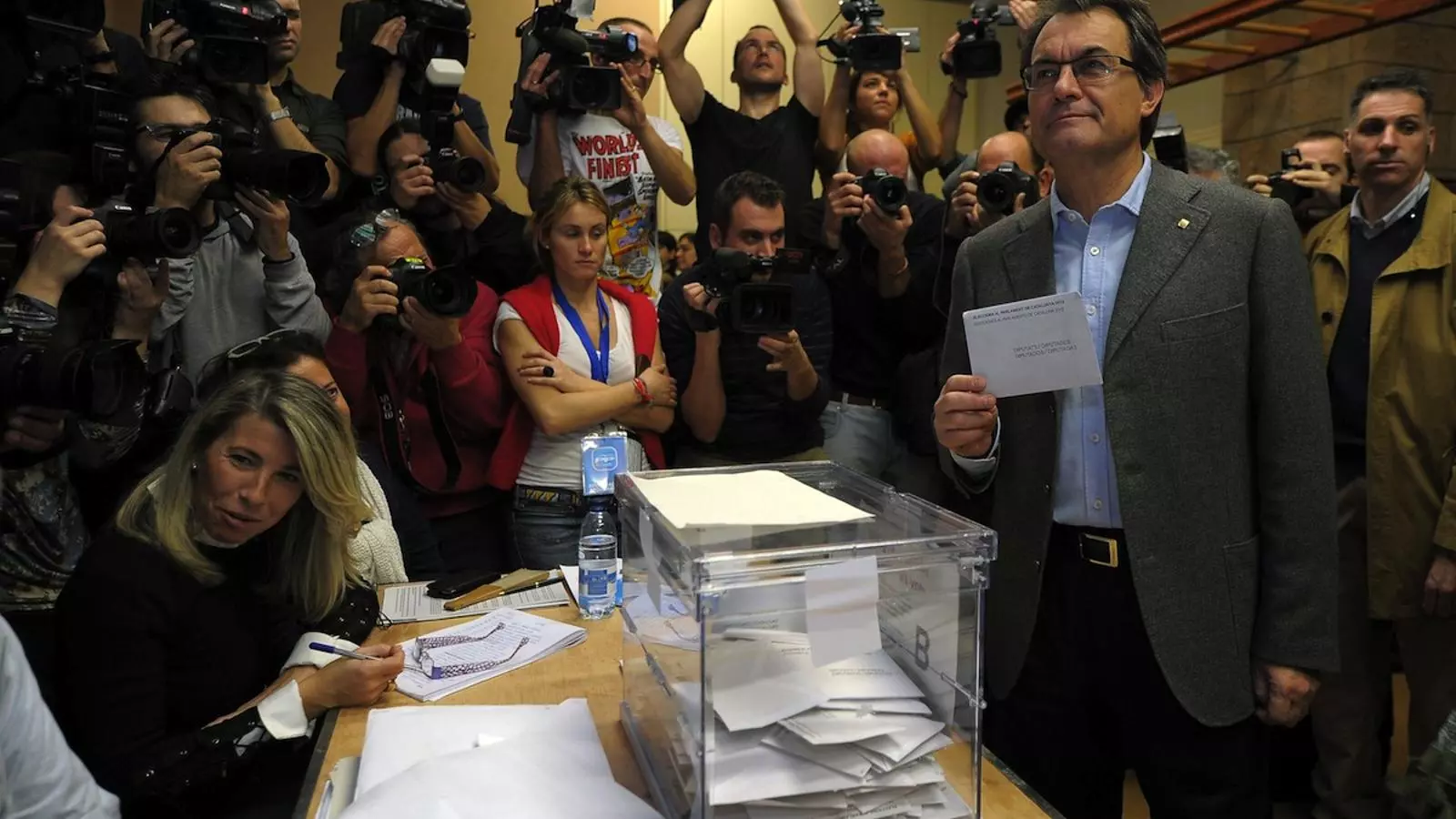 Artur Mas votant al seu col·legi electoral. AFP (Lluís Gene)