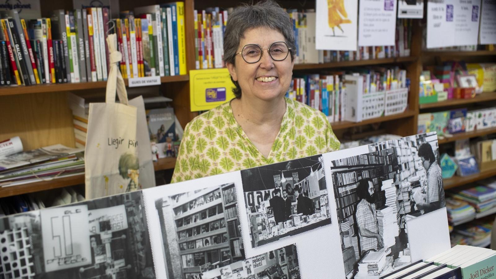 Montsant Fonts with the photographs that have been on display for several months at the Gaudí Bookstore, recalling her beginnings.