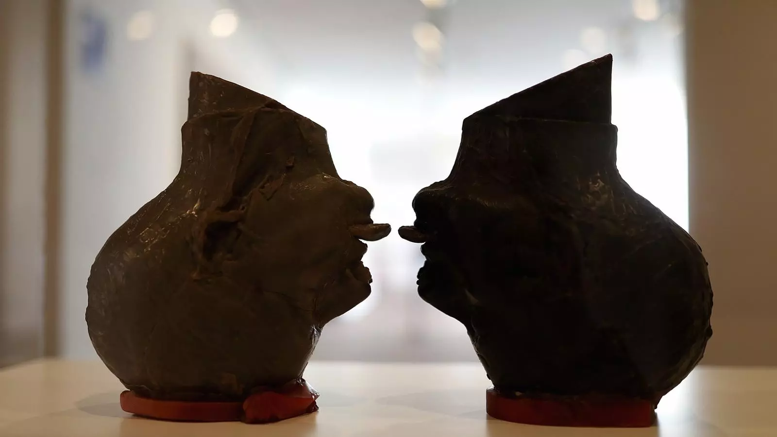 'Julie Head/Julie Head, upside down, tongue to tongue', de Bruce Nauman