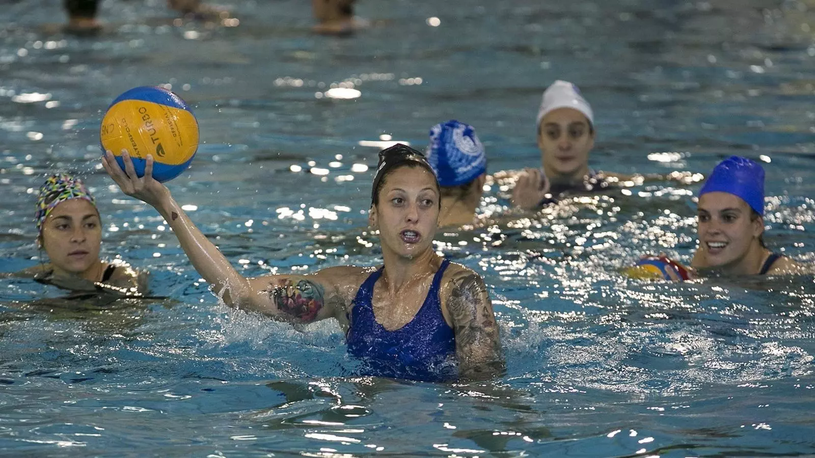 Un instant d'un partit de waterpolo femení