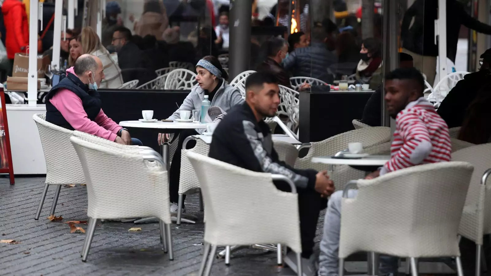 Persones a la terrassa d'un bar del centre de Palma.
