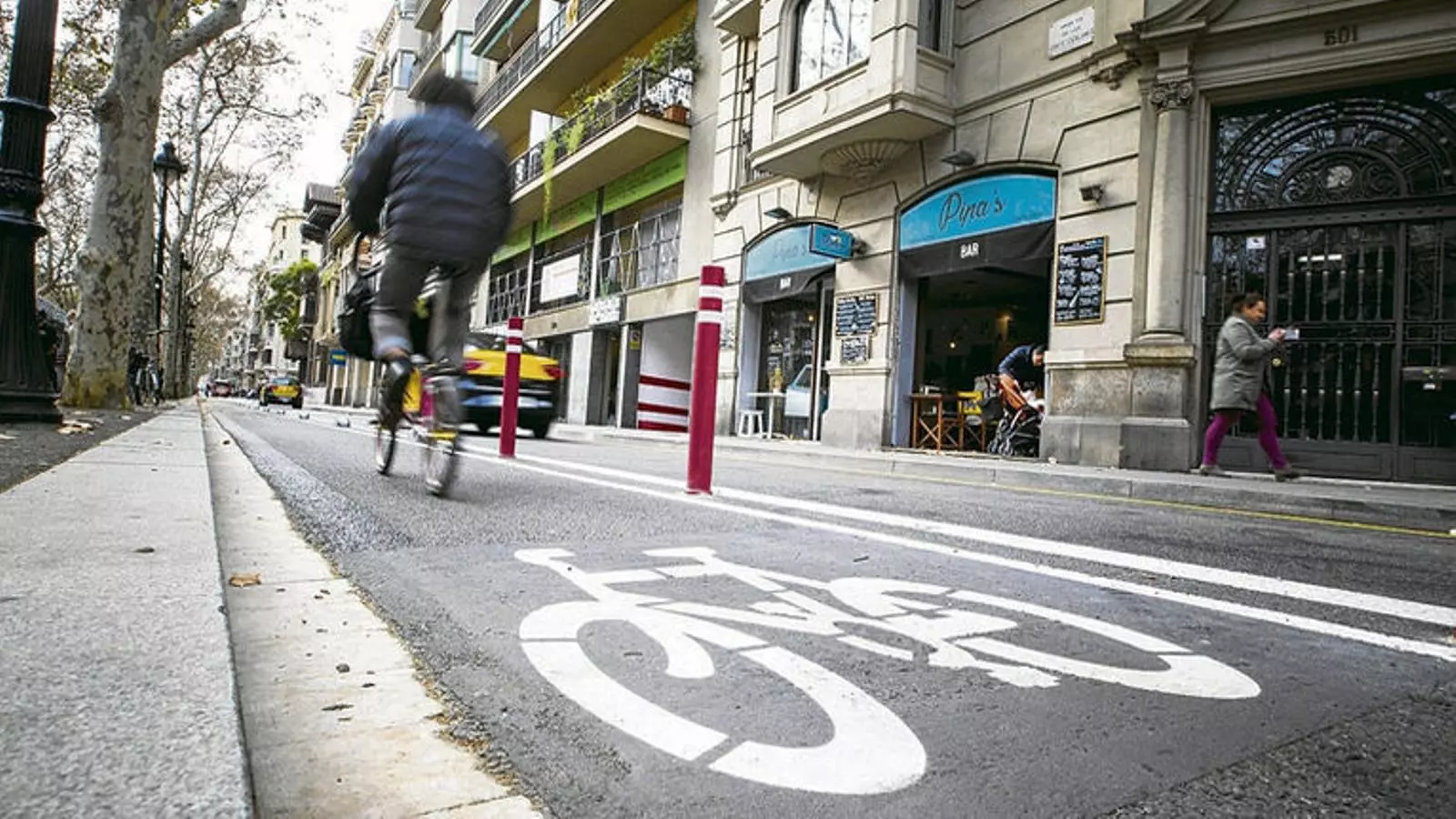 Una bicicleta pel carri bici de la Gran Via de Barcelona