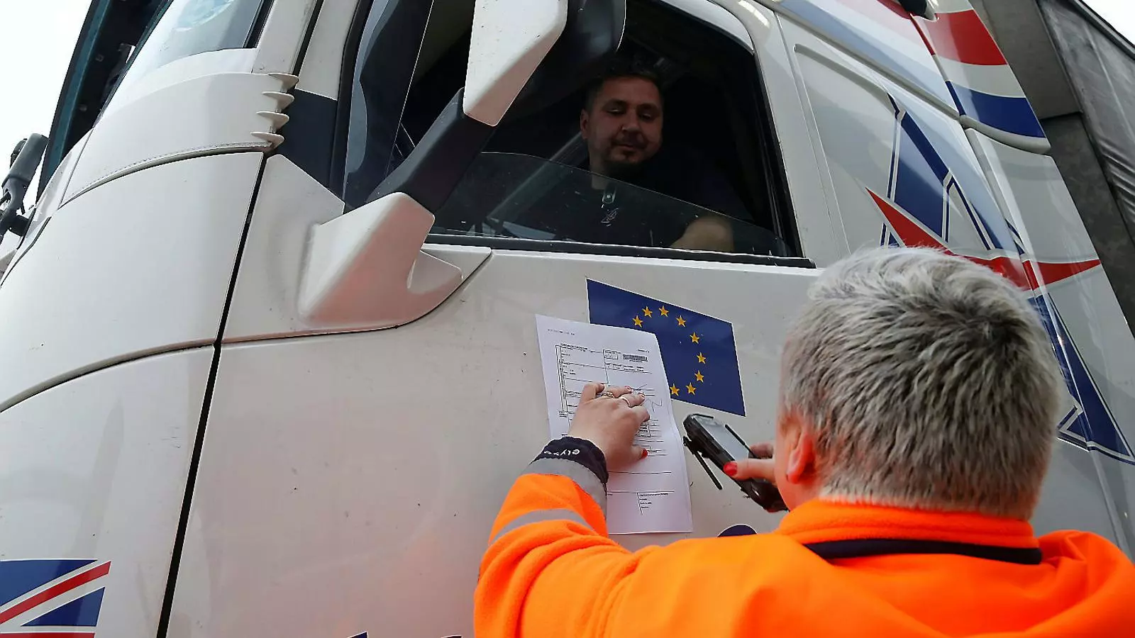 Un operari de l’Eurotúnel en un control de declaració de duanes durant una prova que es va fer ahir per un cas de no acord, a la ciutat de Coquelles (França).