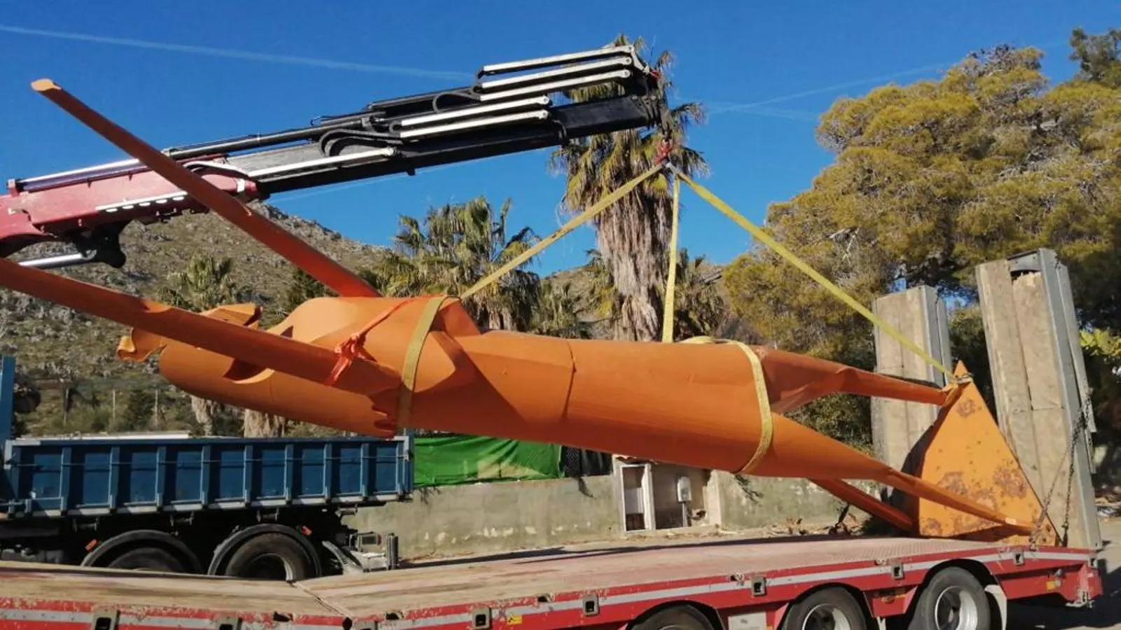 Els tècnics retiren l'escultura d'Aligi Sassu