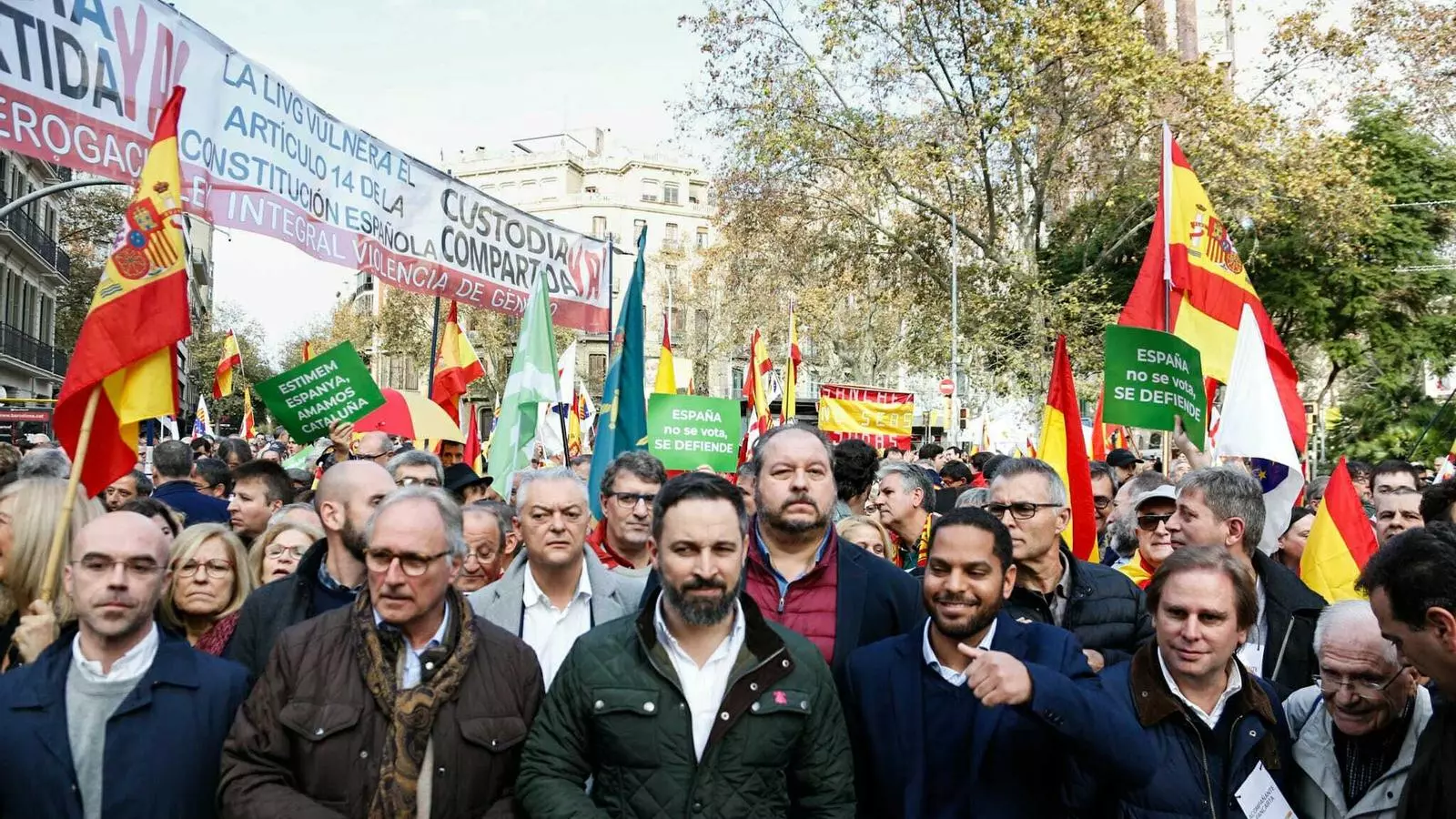 La capçalera de la manifestació en defensa de la Constitució a Barcelona