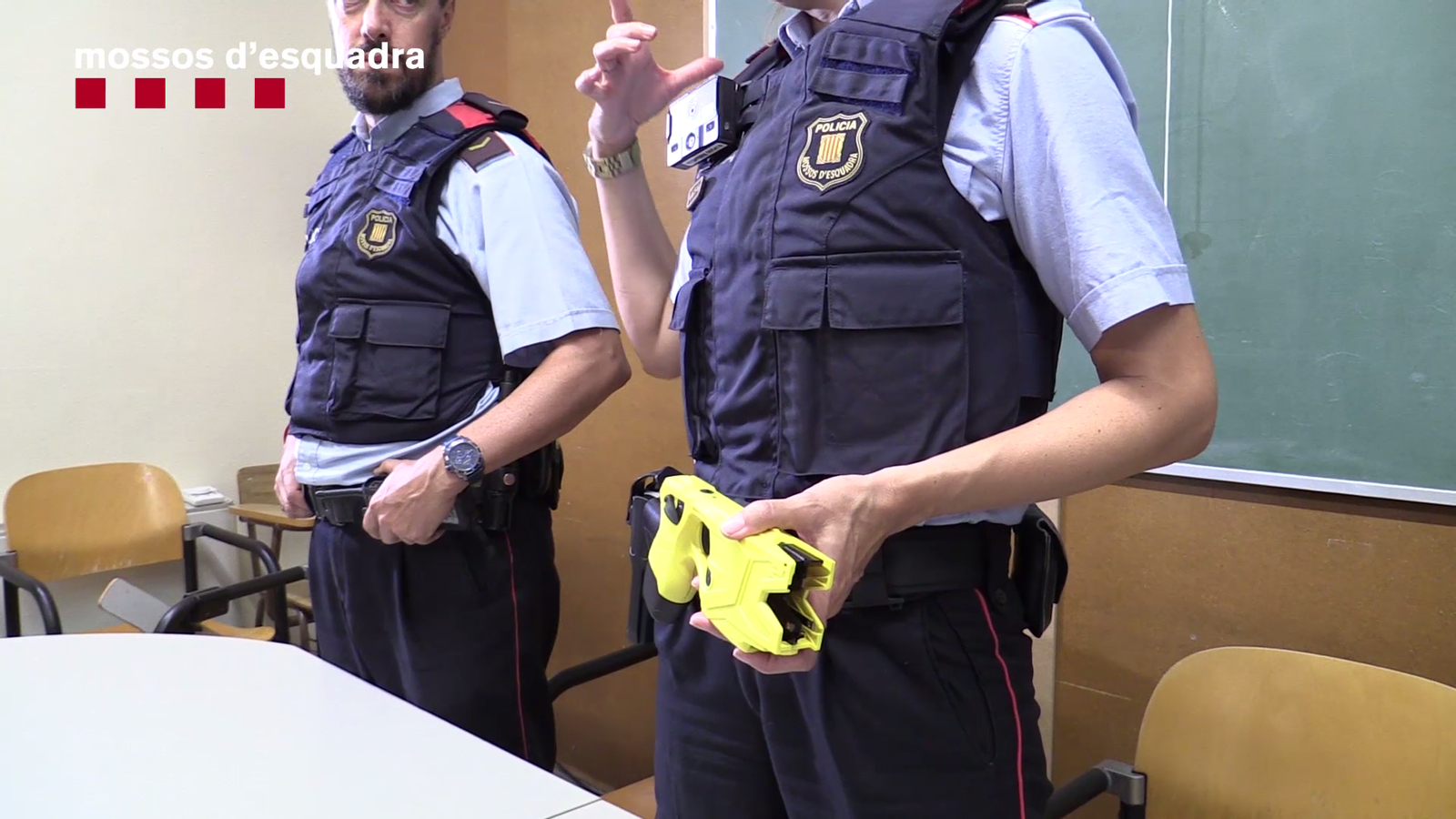 Vídeo sobre l'ús de les pistoles elèctriques als Mossos d'Esquadra