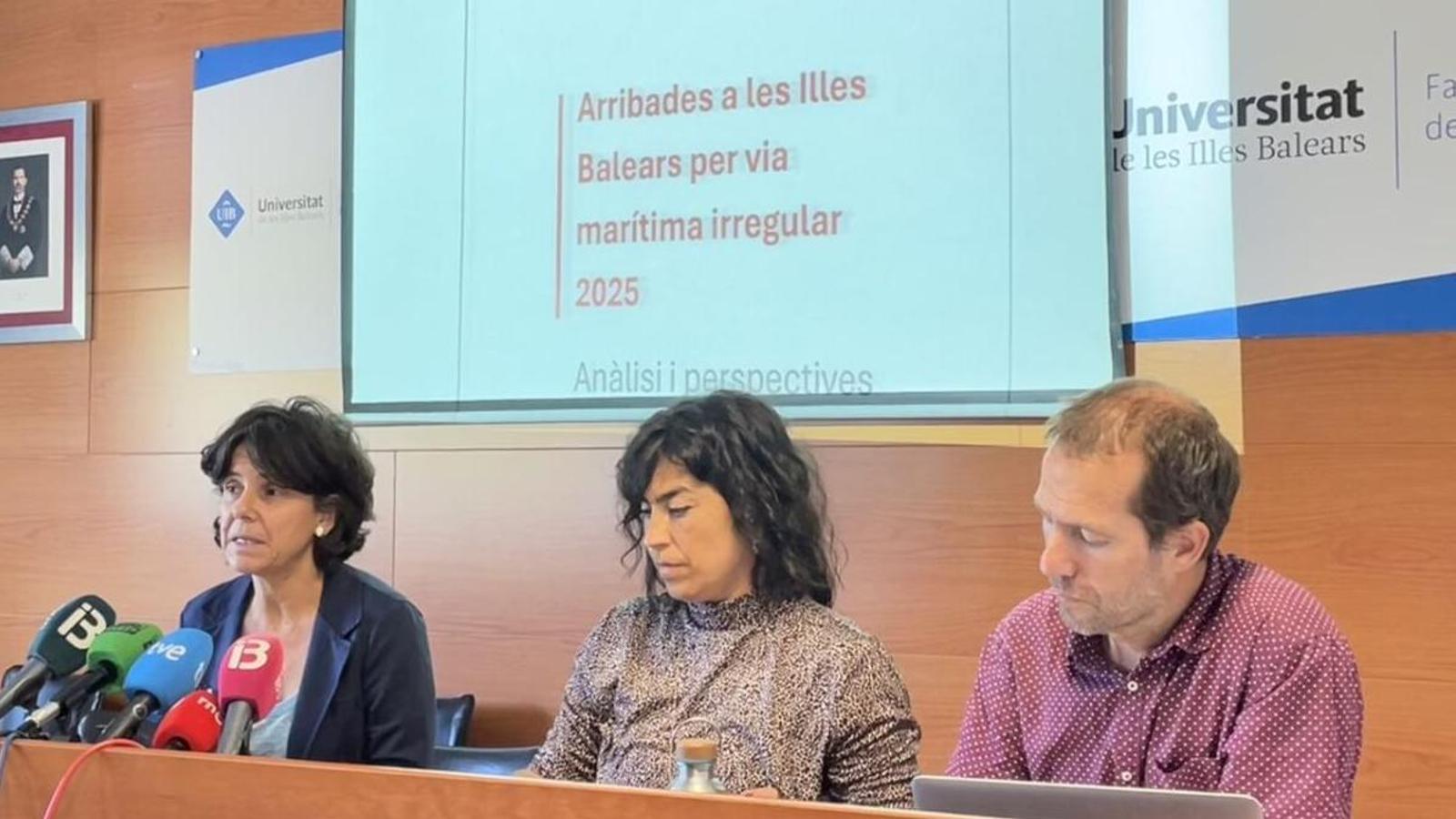 La professora de Dret Internacional Públic, Margalida Capellà amb altres experts que formen part del projecte