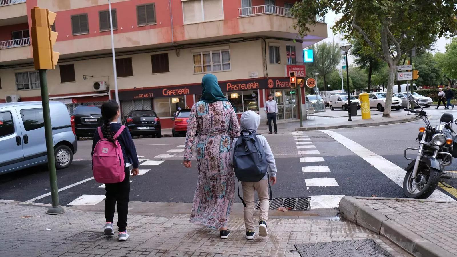 Una mujer musulmana con sus hijos en Palma.