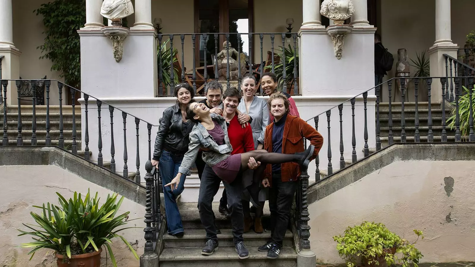 La companyia de L’habitació del costat, que s’estrena el 21 de novembre a La Villarroel, a la Casa Rocamora de Barcelona.