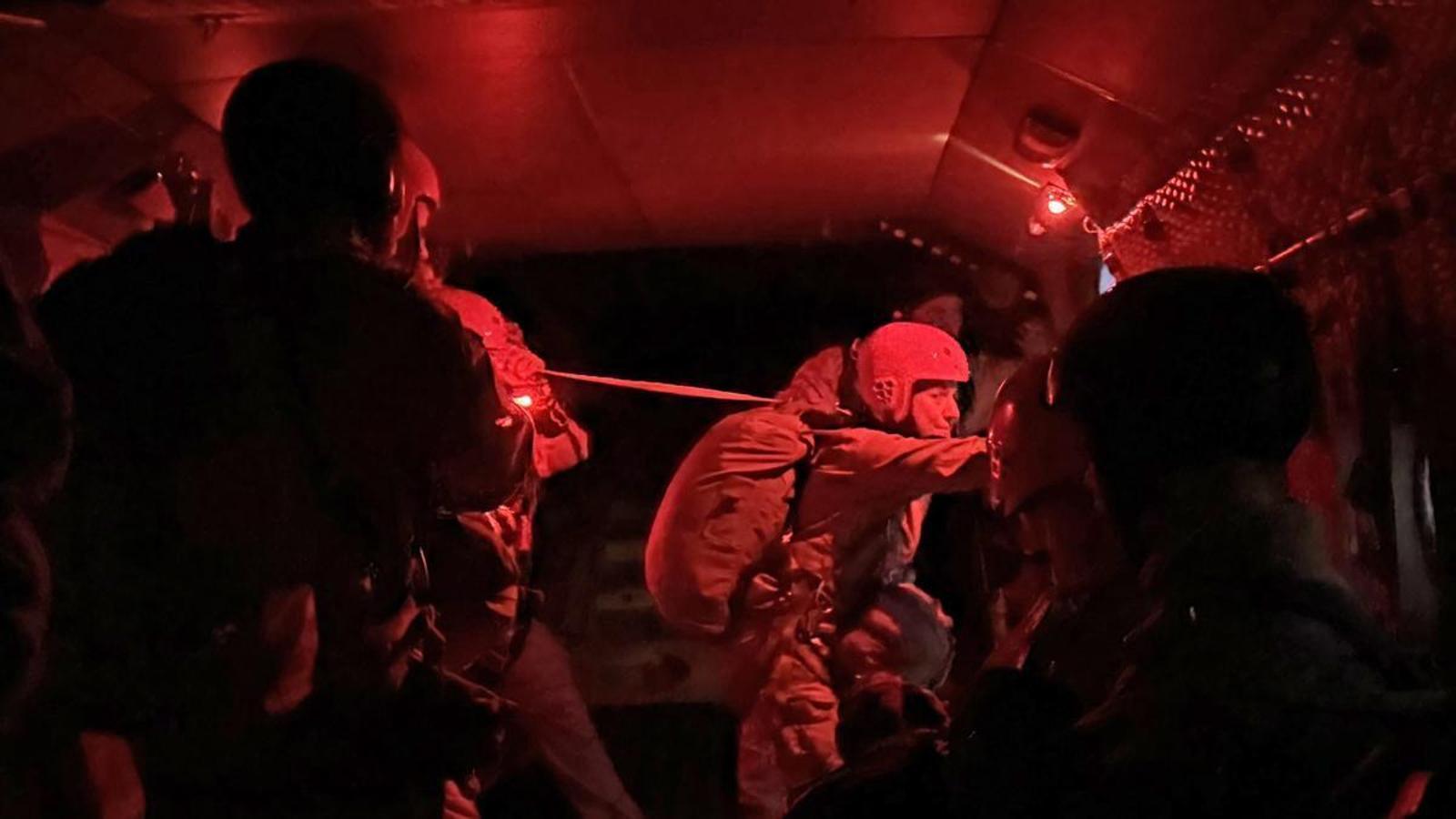 La princesa Leonor, durante uno de los saltos previstos en el curso básico de paracaidismo en la base aérea de Alcantarilla (Murcia).