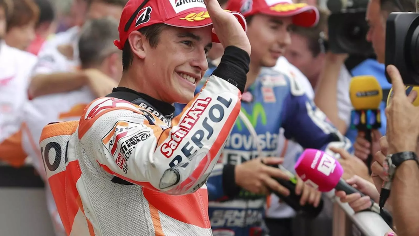 Marc Márquez saluda el seu equip després d'aconseguir la 'pole' / BRENT SMITH / REUTERS