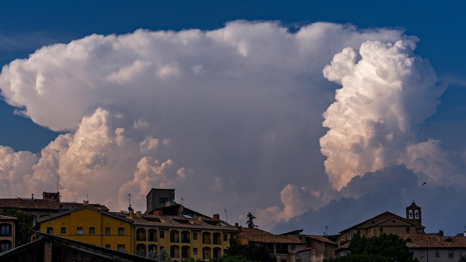 Cumulonimbus in the eastern Pyrenees, from Vic