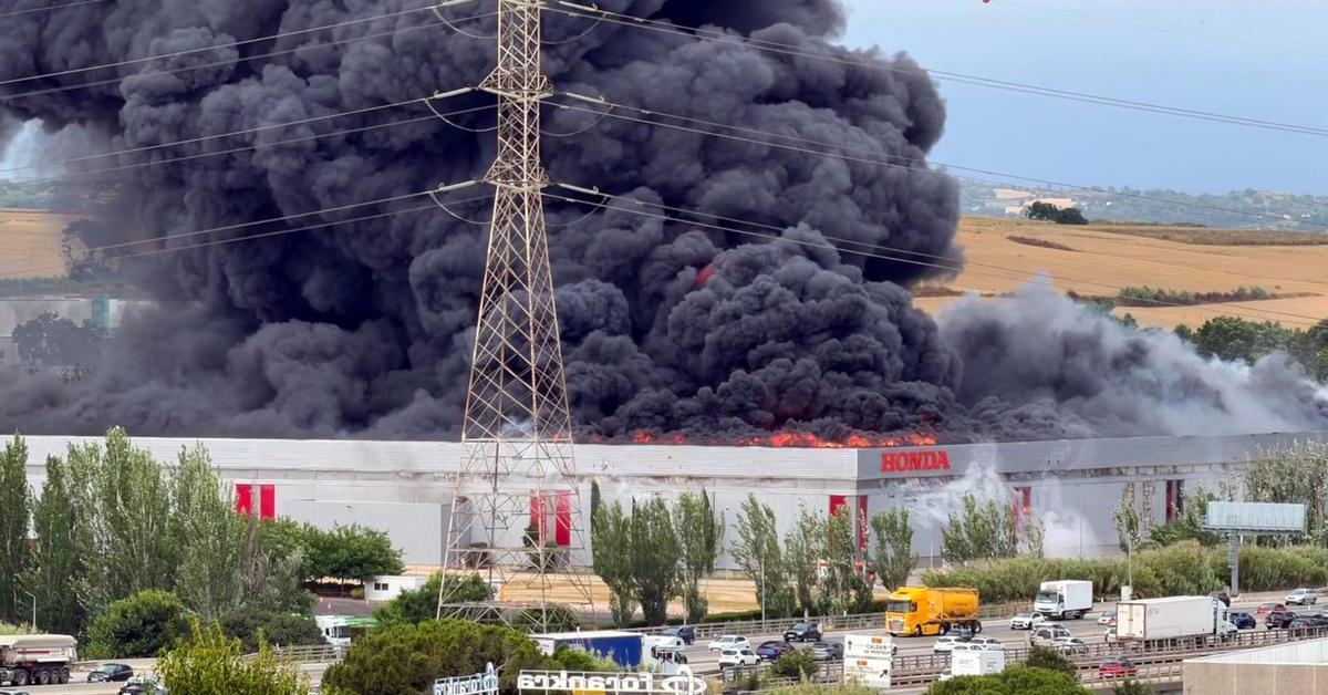 Uns 150 treballadors han estat desallotjats per l'incendi de grans dimensions que crema aquest divendres la nau que la companyia japonesa Honda té a Santa Perpètua d...