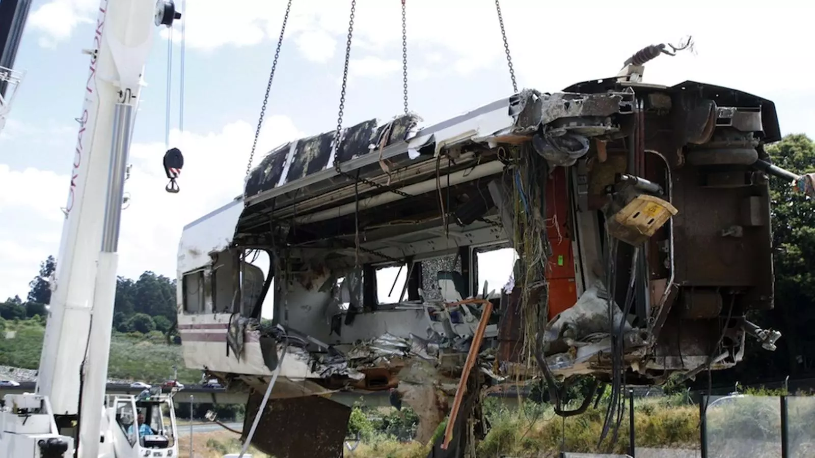Una grua retira un dels vagons accidentats en el descarrilament d'un tren a Galícia / EFE