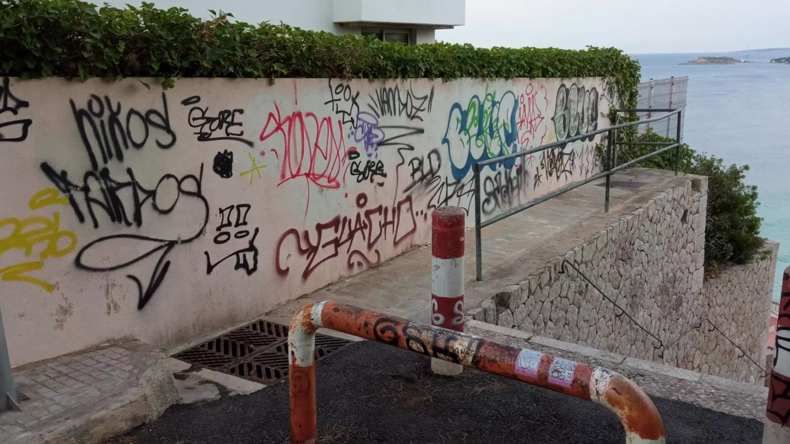 Grafitis en una paret ubicada a Cala Major.