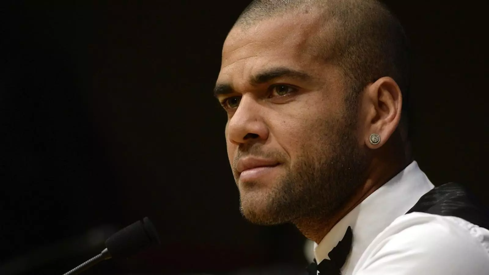Dani Alves, en la roda de premsa prèvia al Milan