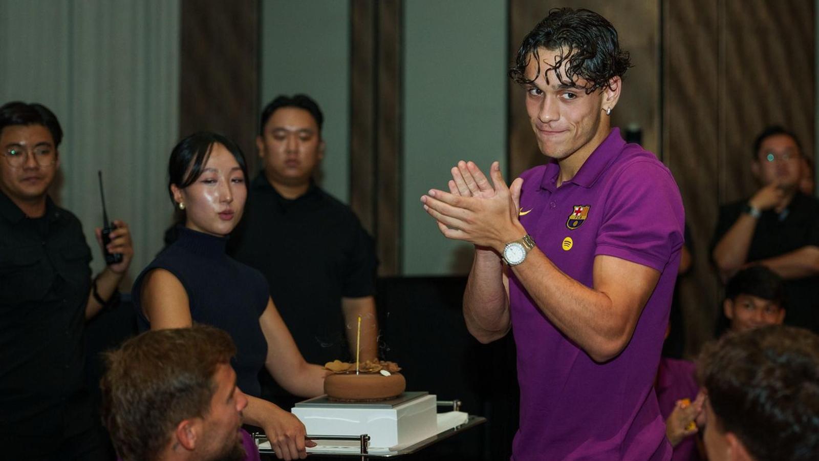 Héctor Fort recibe la felicitación el día de su aniversario.