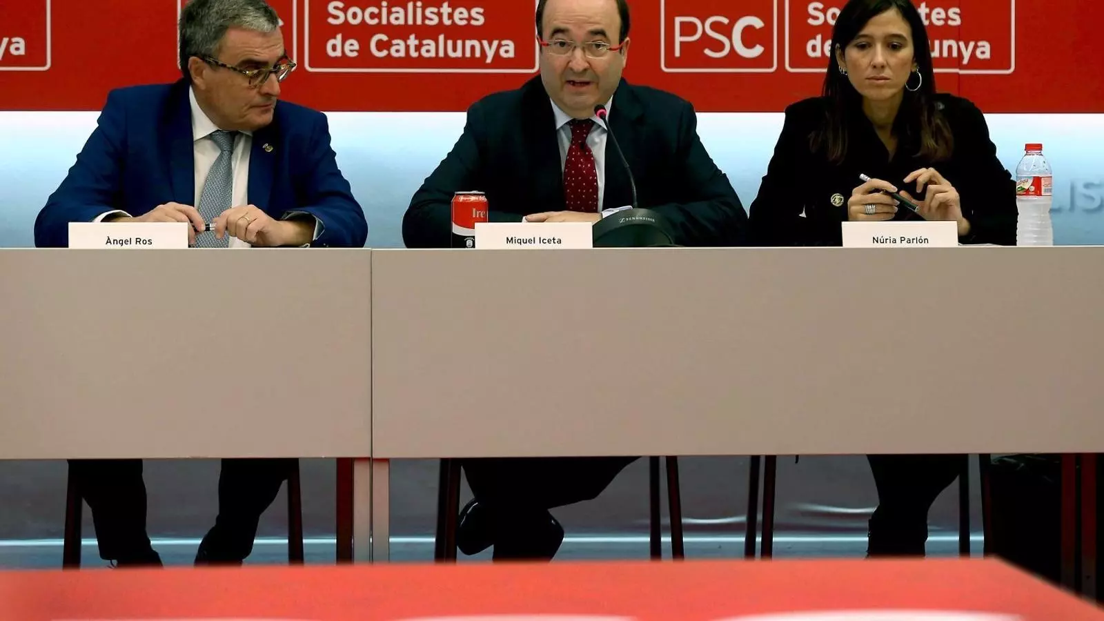 El líder del PSC, Miquel Iceta, entre Àngel Ros i Núria Parlon.
