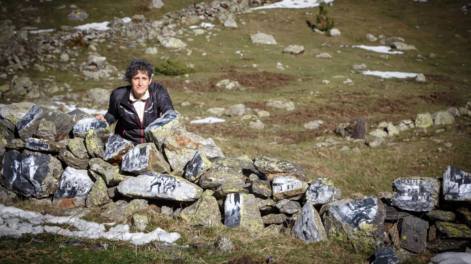 La fotògrafa Montserrat Altimiras amb la seva obra. / COMÚ D'ORDINO