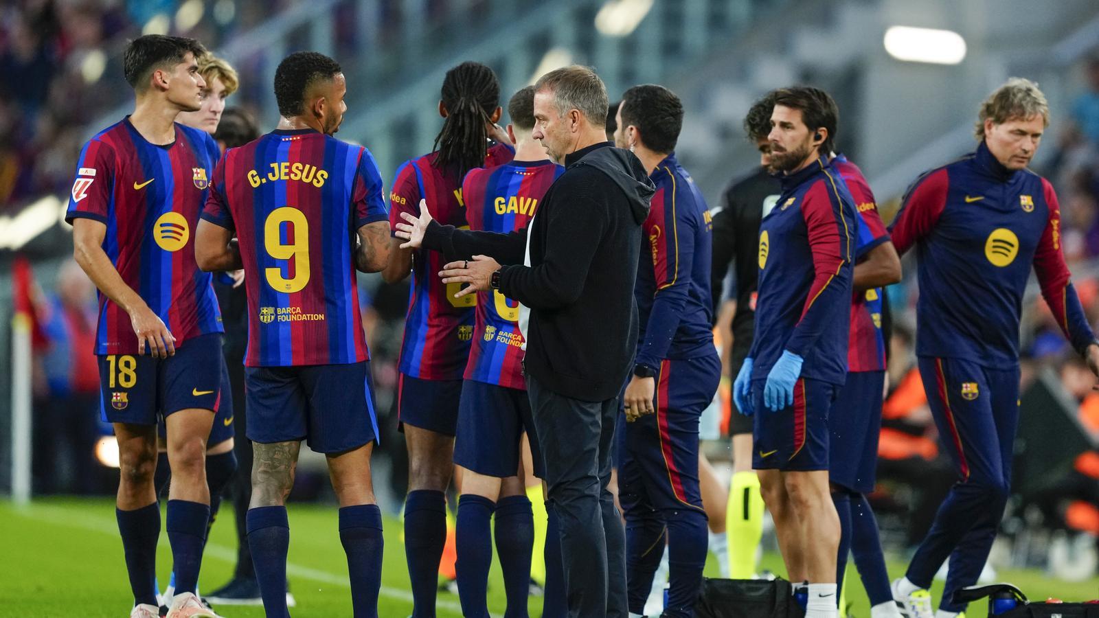 Hansi Flick, giving instructions to Gabriel Jesus and to Anthony Gordon during the Barça-Getafe