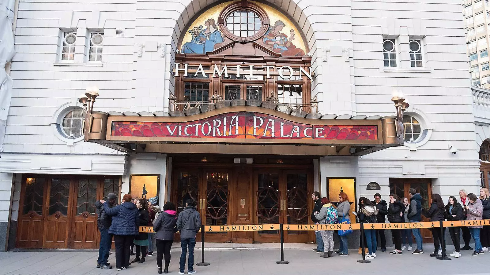 01. Cua al Victoria Palace, on es representa Hamilton. 02. Hamilton. 03. Un moment de Harry Potter and the cursed child.
