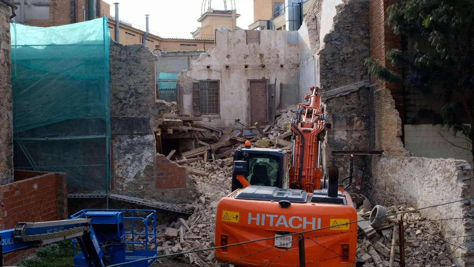 L'Ajuntament de Santa Coloma ha enderrocat pràcticament del tot l'antiga fonda Cal Coronel, una finca dels anys 50 annexada al consistori (al fons).