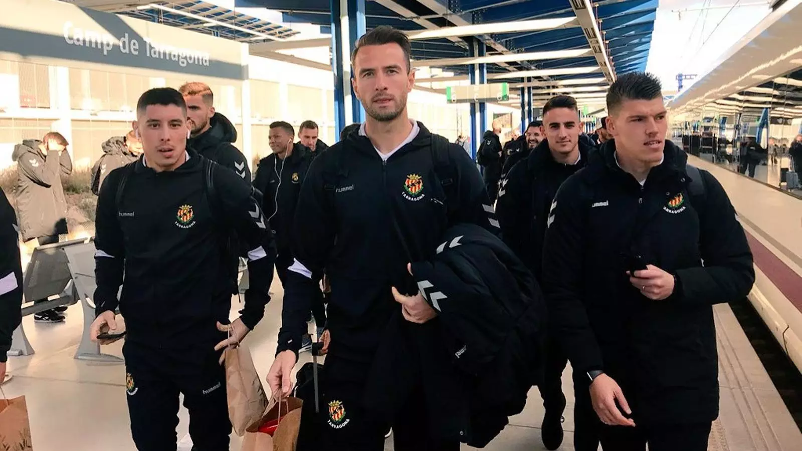 Els jugadors del Nàstic, agafant l'AVE per anar a jugar contra el Rayo Majadahonda