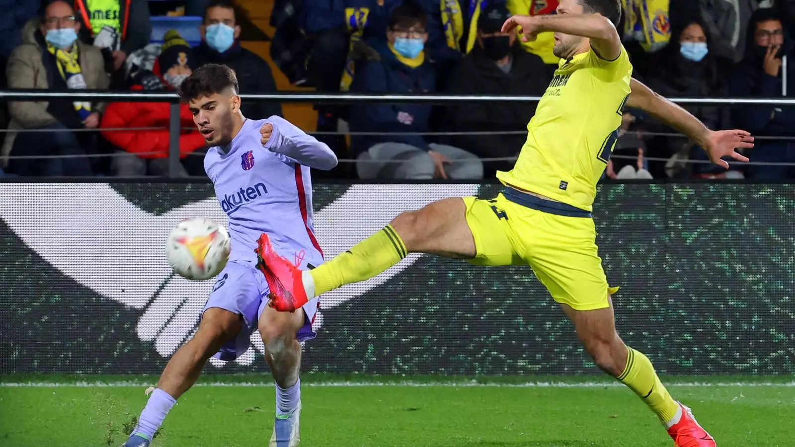 Ez Abde, haciendo la centrada ante Pedraza en el Vila-real - Barça
