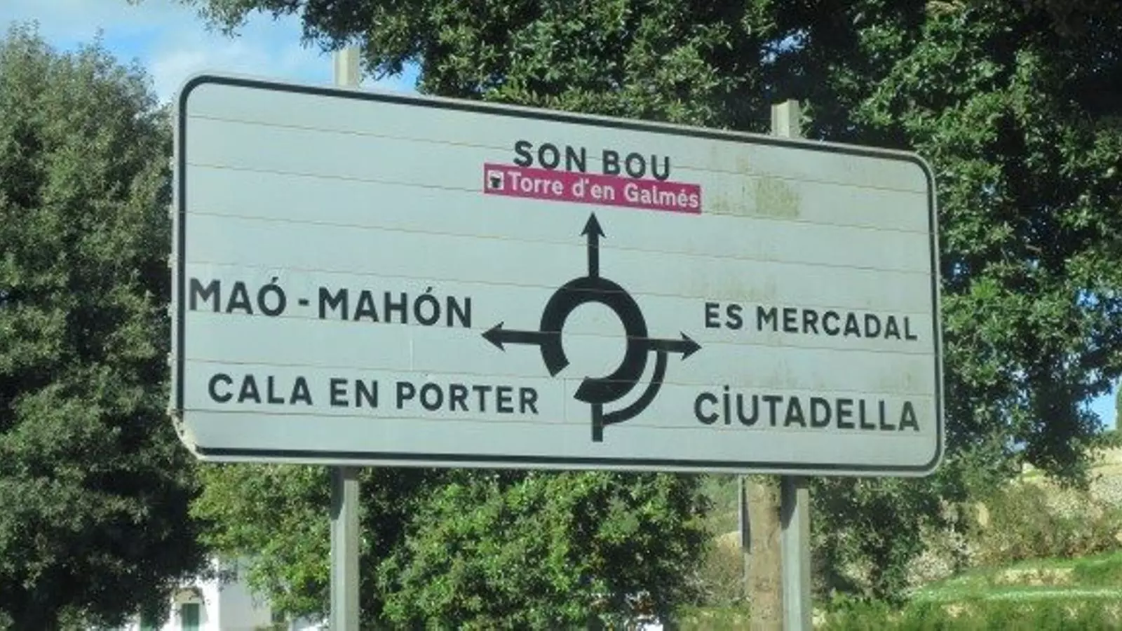 La versió incorrecta del topònim de Maó és visible en molts punts de la xarxa viària.