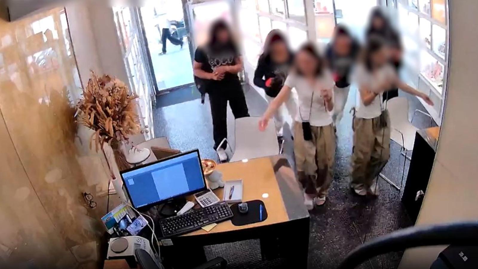 The two disguised robbers who robbed a jewelry store in the Sarrià-Sant Gervasi district.