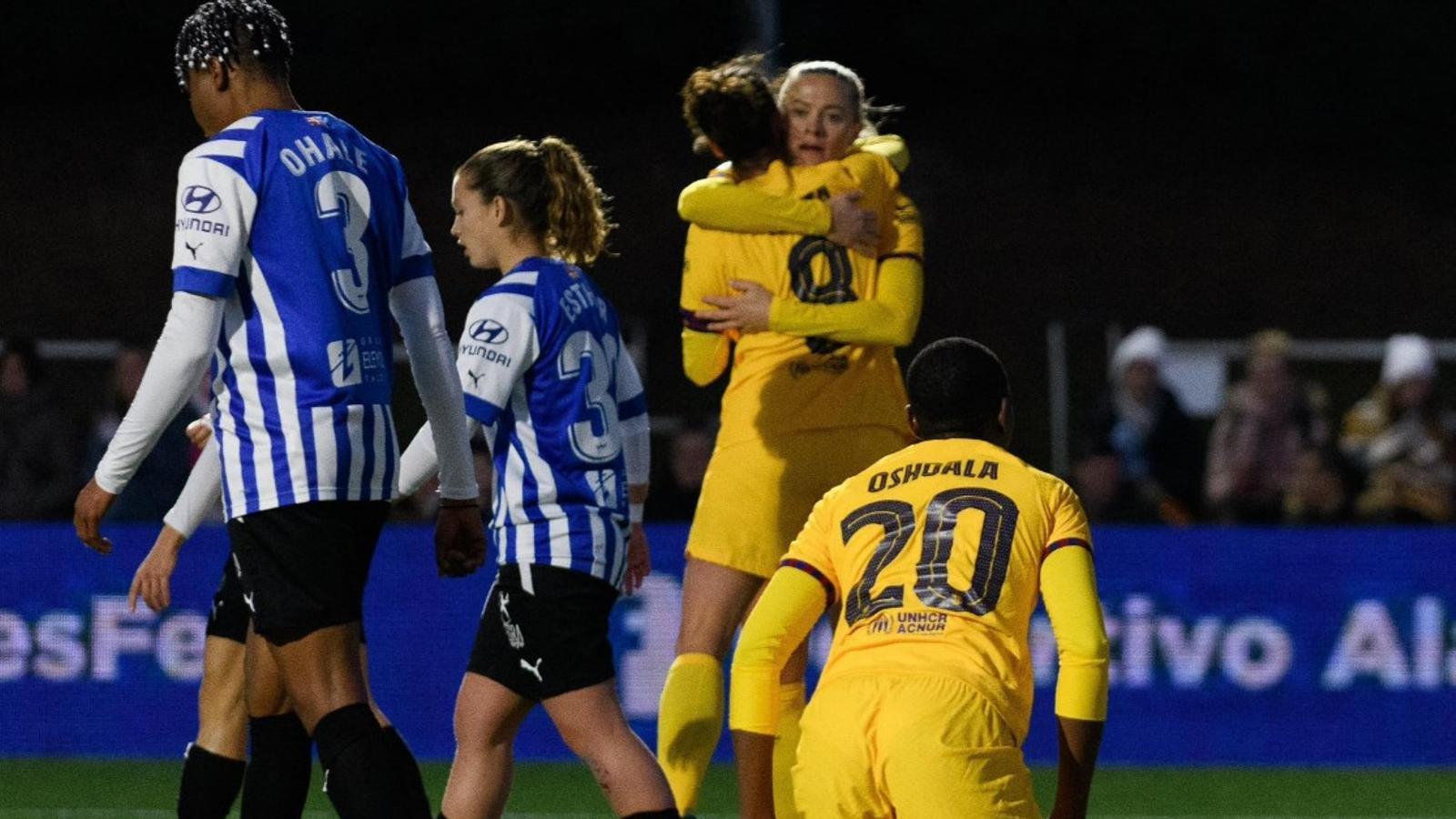 Torrejón i Rolfö s'abracen després del gol d'Oshoala.