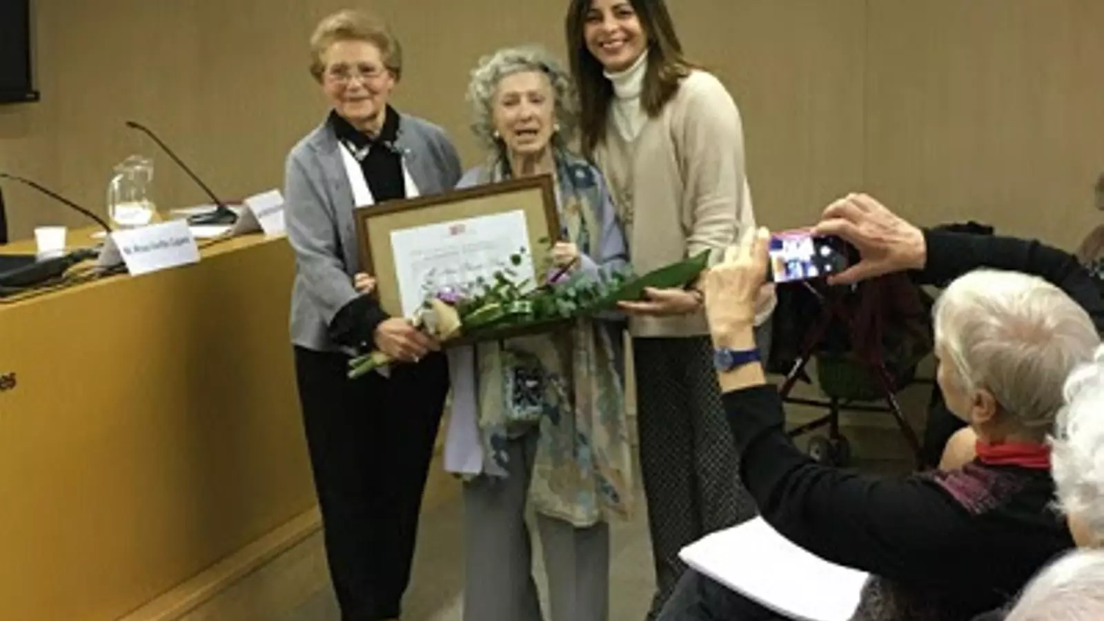 Maria Lluïsa Oliveda, al centre, durant l'acte de lliurament del títol de membre honorífica del Consell Nacional de les Dones de Catalunya.