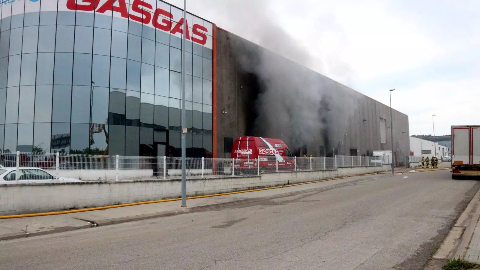 El fum es veia des de l'exterior de la fàbrica