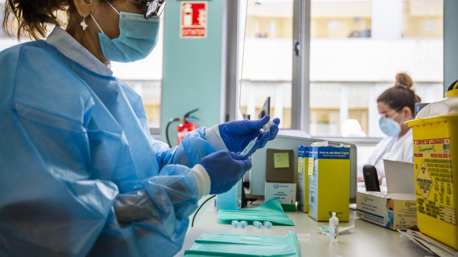 A nurse at a CABEZA in Castelldefels preparing a dose of covid vaccine