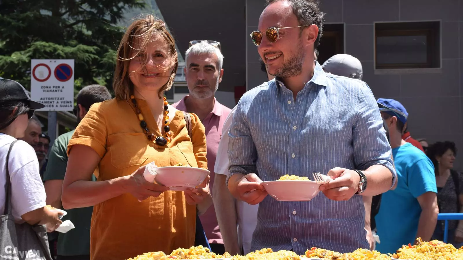 La cònsol major d'Escaldes-Engordany, Rosa Gili, i el cap de Govern, Xavier Espot, agafant el plat d'arròs de muntanya.