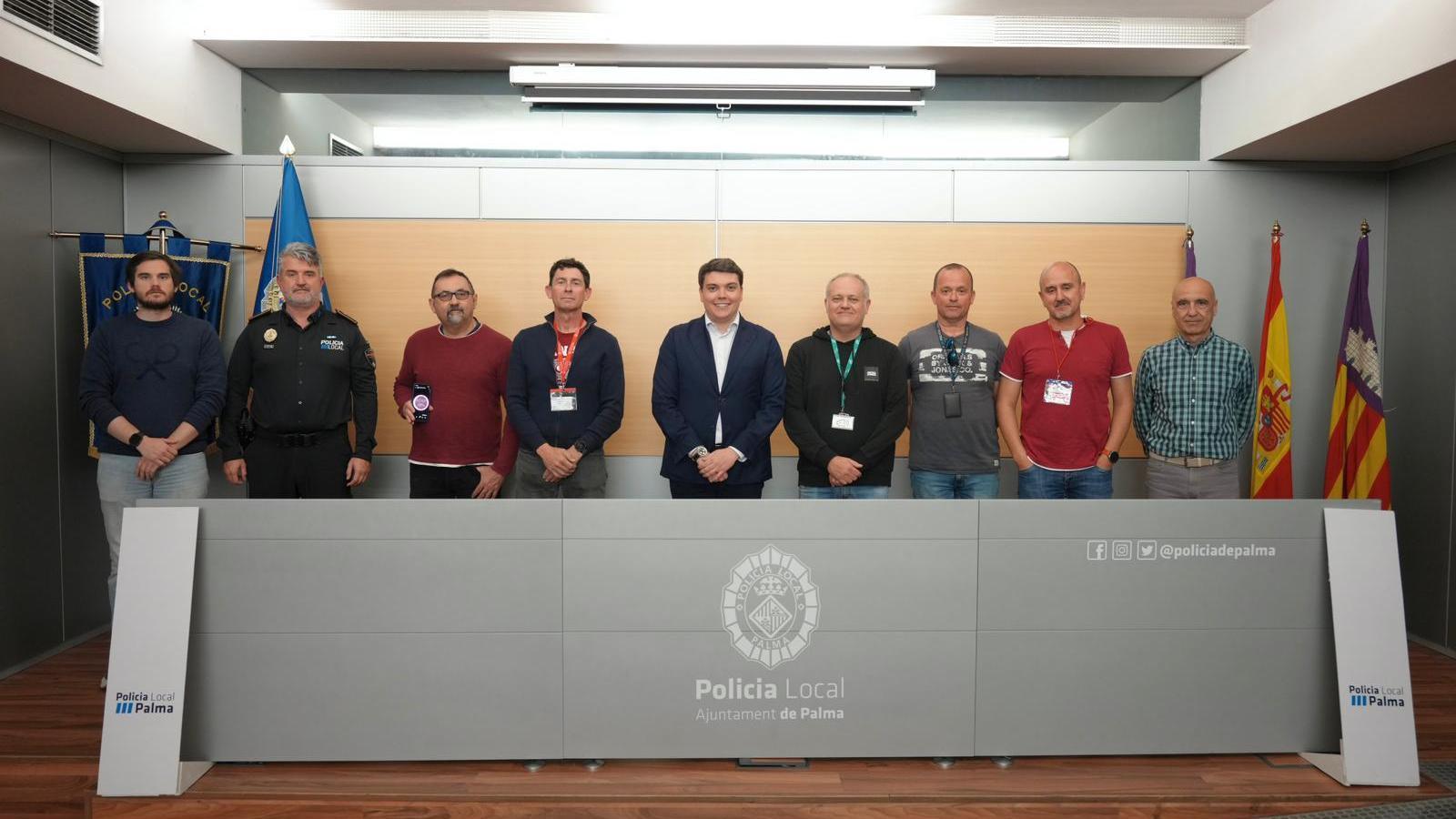 Foto de l'acord entre l'Ajuntament i els sindicats policials que permet la millora de les condicions del cos.