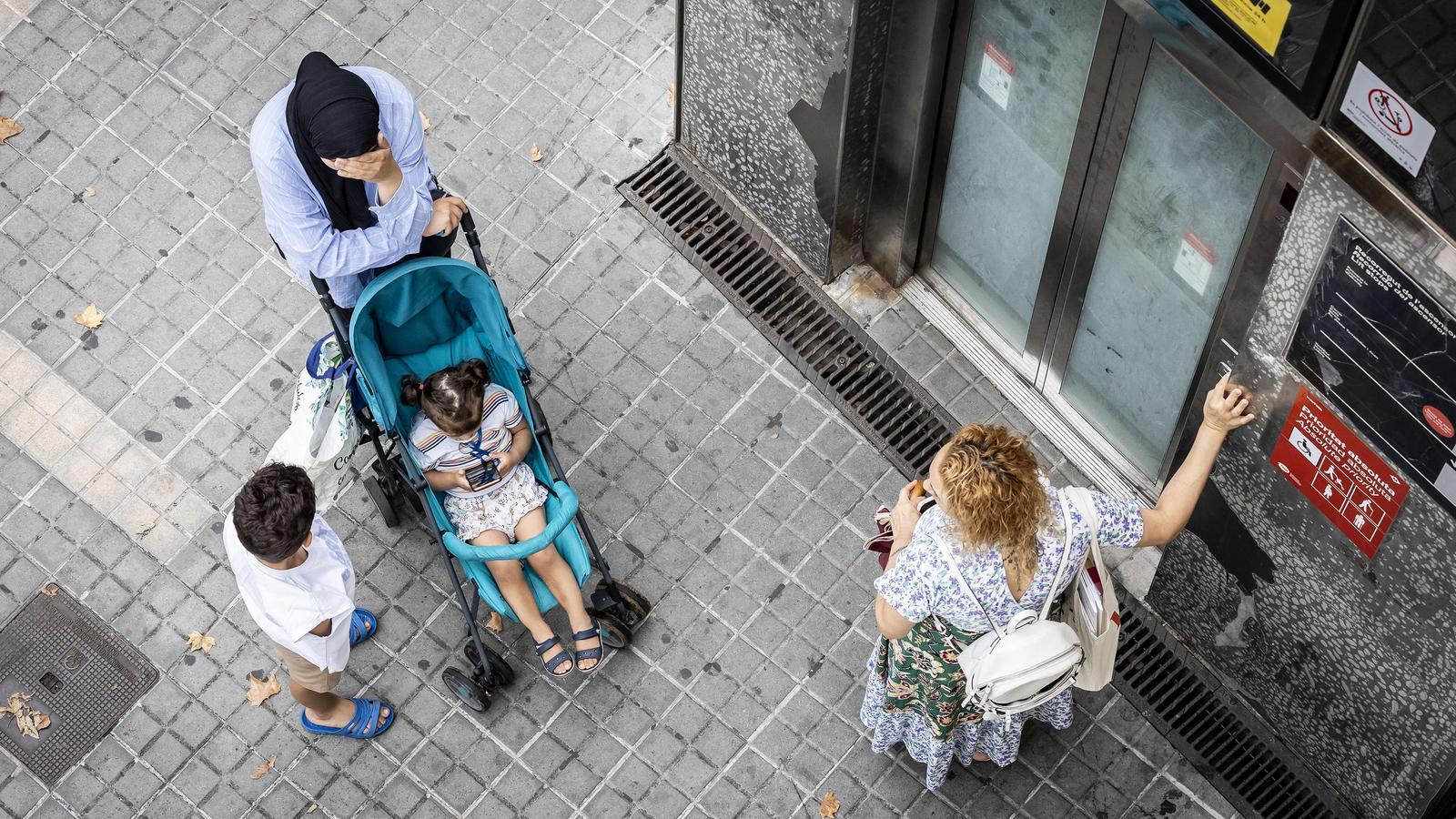 Neighbors on the Rambla Just Oliveras in Hospitalet de Llobregat, in an archive photograph.