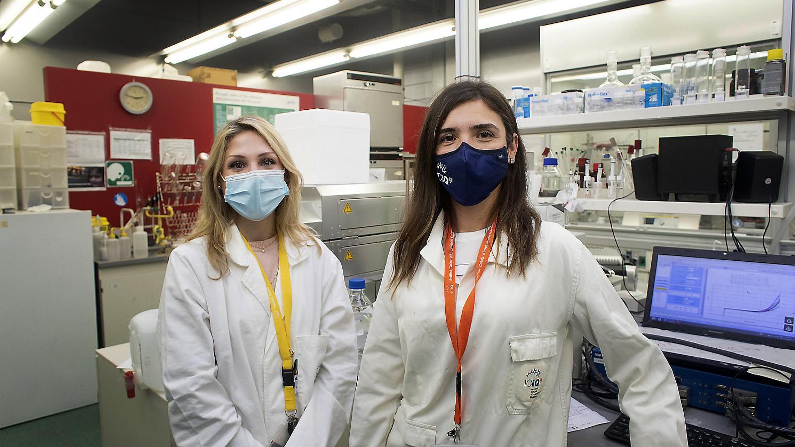 Katherine Villa, a la dreta, acompanyada d’una altra investigadora de l’ICIQ, Mabel de Fez, al laboratori del seu grup de treball.