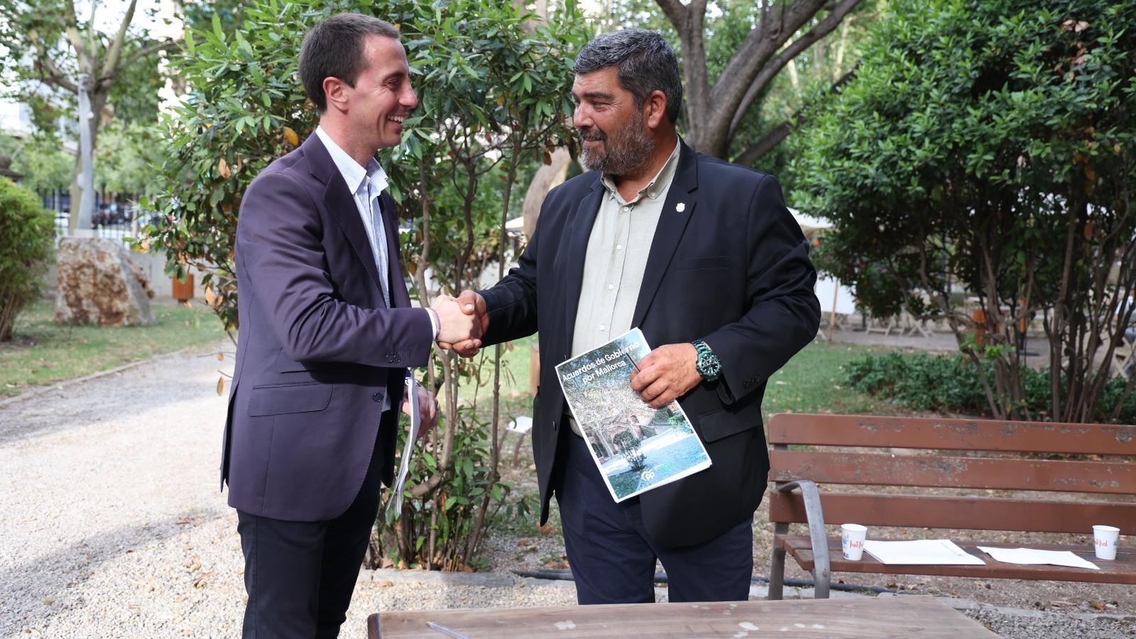 Galmés y Bestard durante la firma del acuerdo