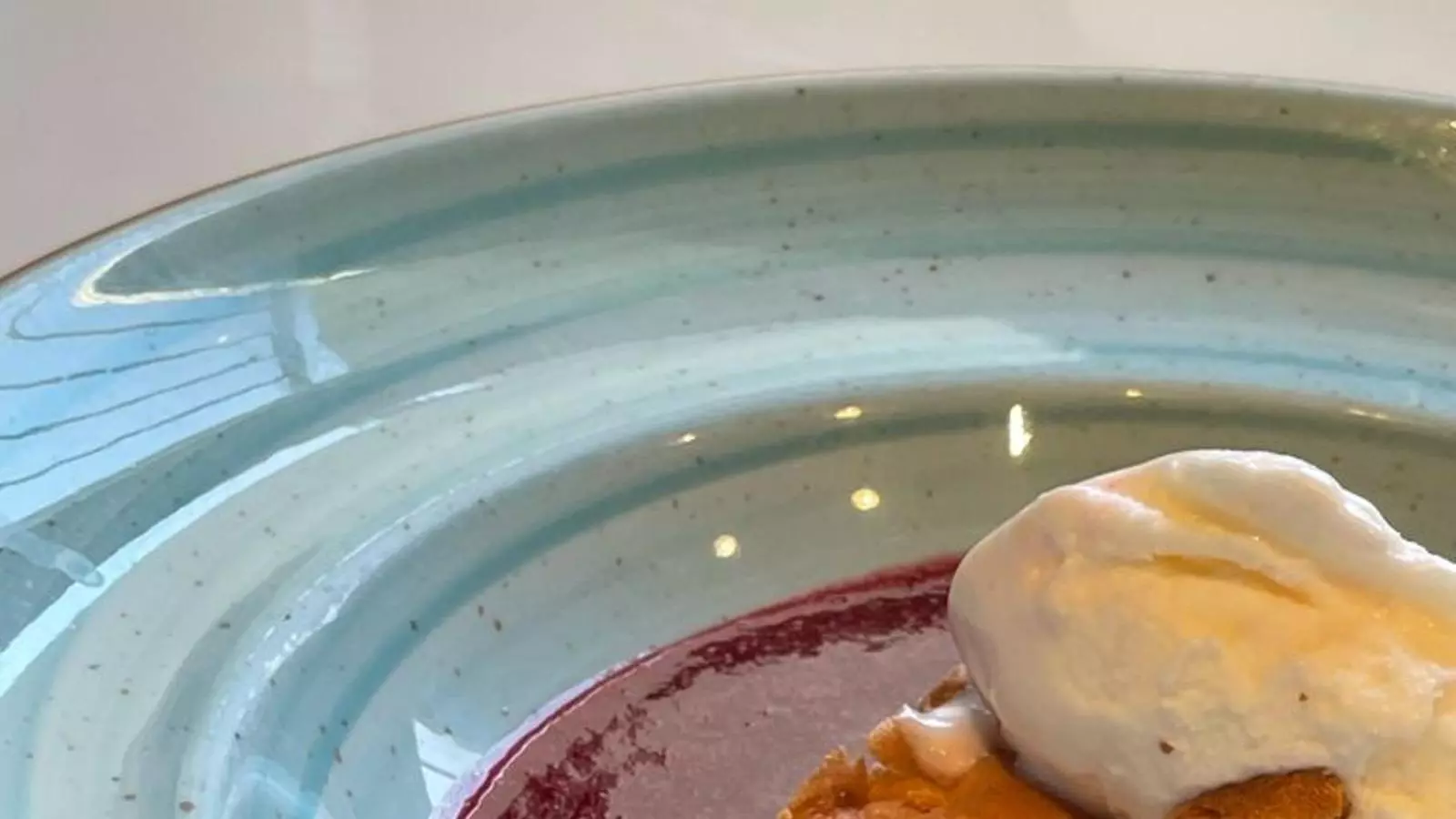 Sopa de cireres amb pa de pessic de xocolata blanca