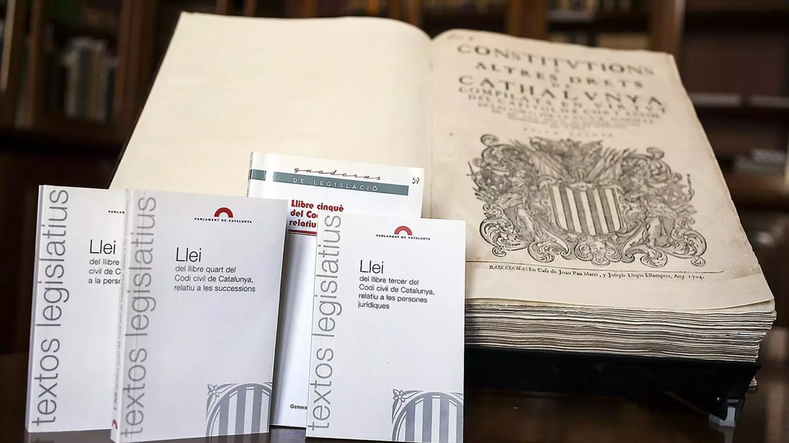 UN TEXT AMB SIS SEGLES D’EVOLUCIÓ
El primer exemplar del Codi Civil català, del segle XV, al costat de l’edició del 2015.