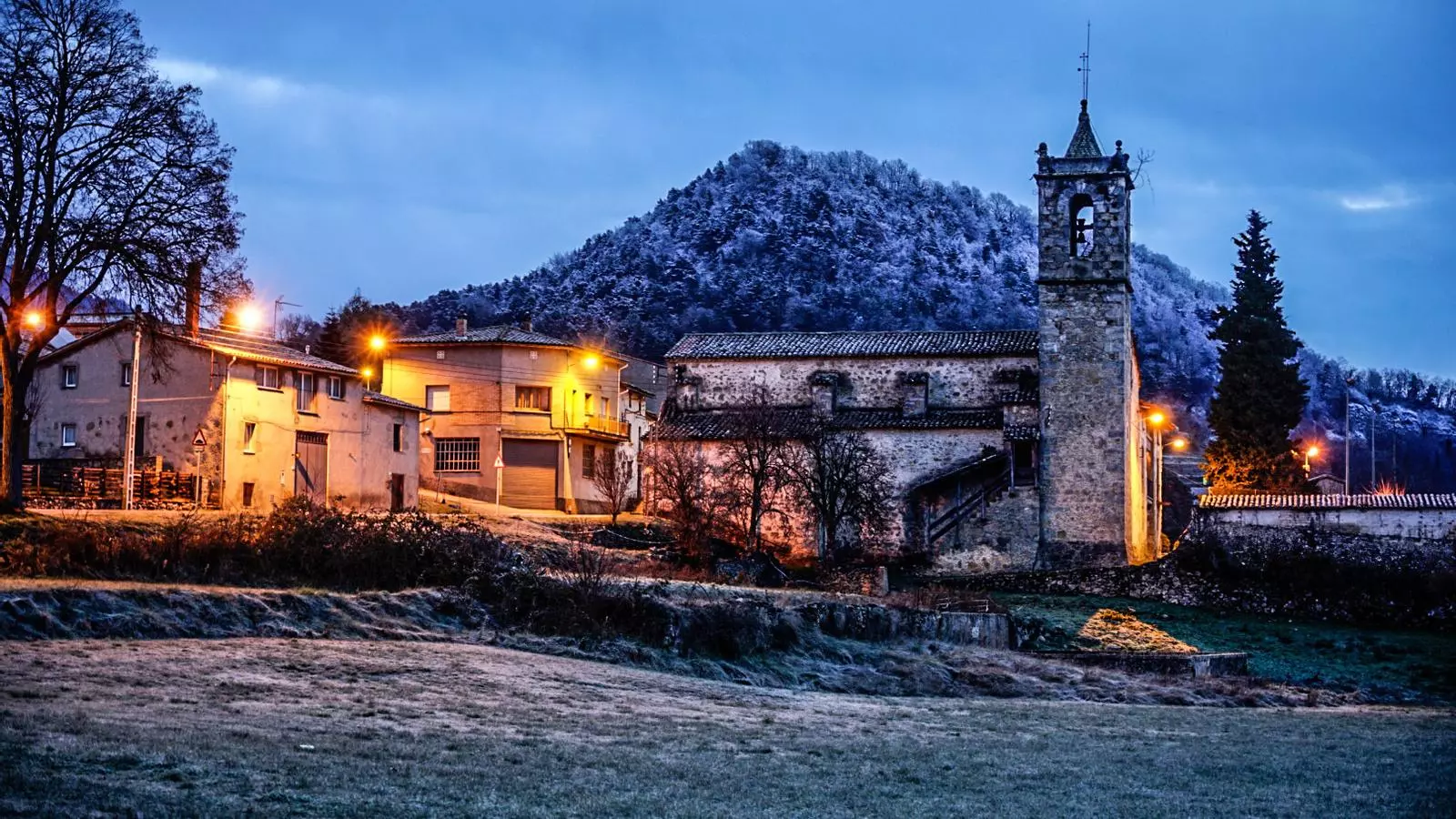 L'entorn de Santa Maria de Besora (Osona) emblanquinat per la gelada i la neu