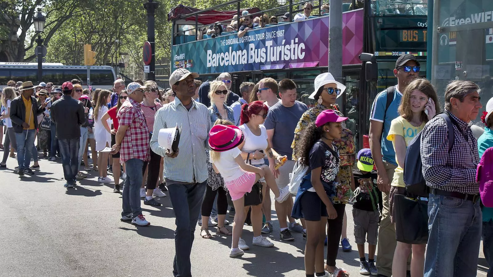 Cues de gent esperant per pujar als busos turístics, a Barcelona, fa uns dies.