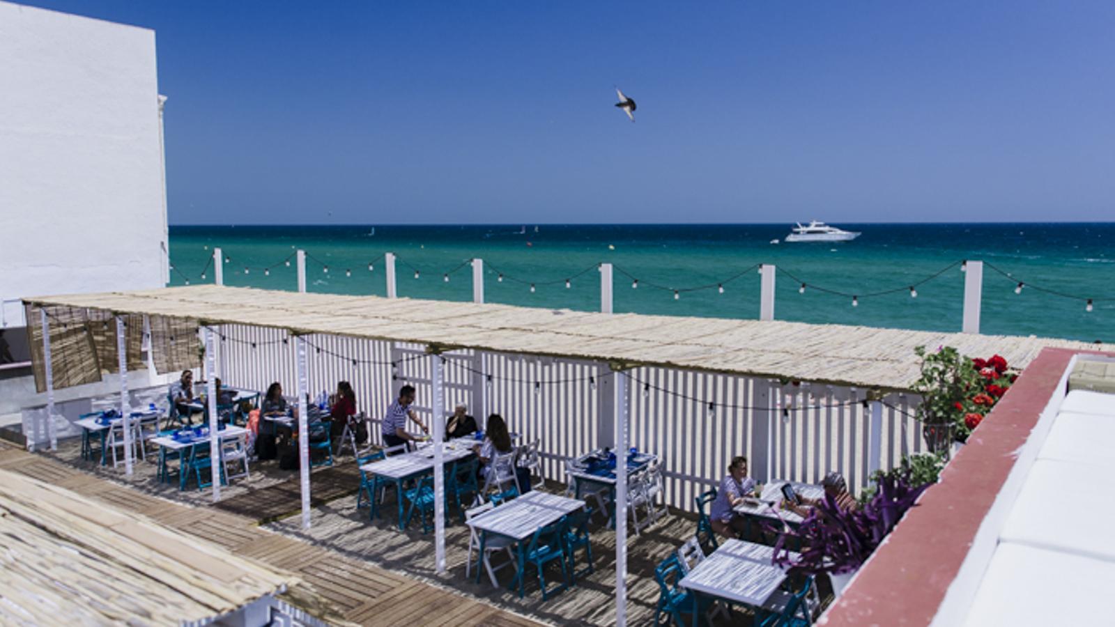 The terrace of the Doncella de la Costa, in Badalona.